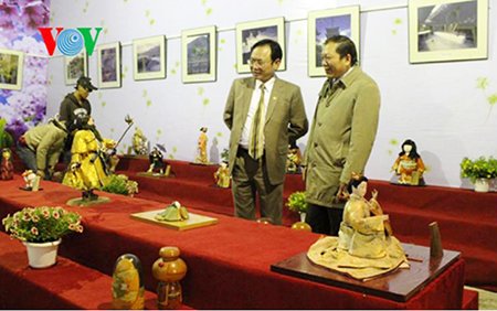 Ông Nguyễn Văn Yên - Phó Chủ tịch UBND tỉnh Lâm Đồng tham quan triển lãm ảnh di sản thế giới và búp bê Nhật Bản
